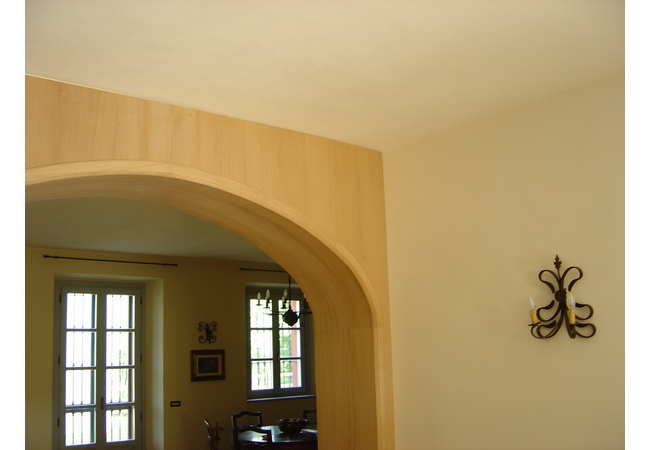 Particolare del rivestimento in legno dell'arco d'ingresso alla cucina (in fase di lavorazione)