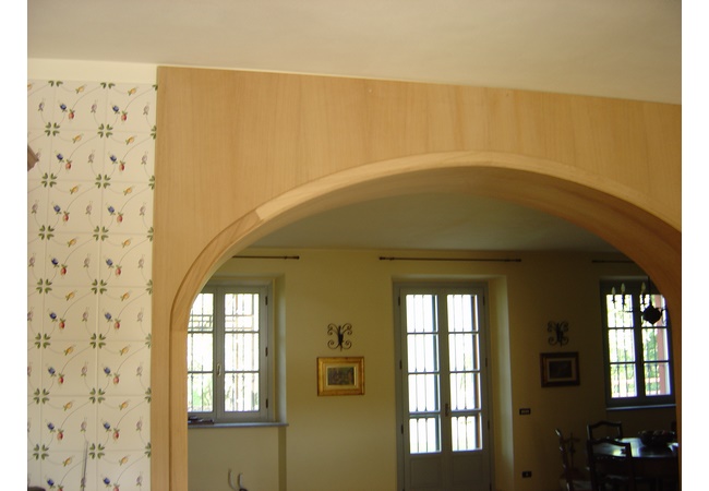 Particolare del rivestimento in legno dell'arco d'ingresso alla cucina (in fase di lavorazione)