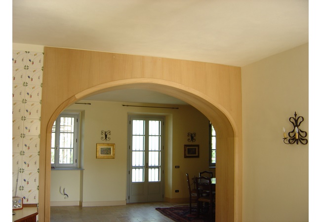 Particolare del rivestimento in legno dell'arco d'ingresso alla cucina (in fase di lavorazione)