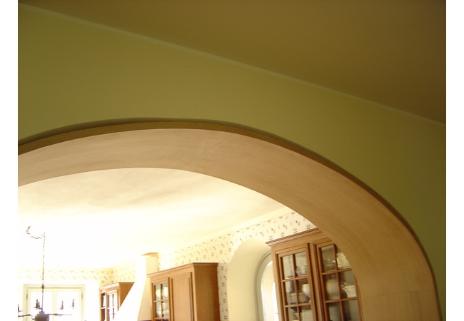 Particolare del rivestimento in legno dell'arco d'ingresso alla cucina (in fase di lavorazione)
