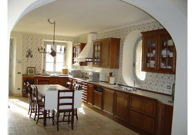 Particolare del rivestimento in legno dell'arco d'ingresso alla cucina (lavoro ultimato)