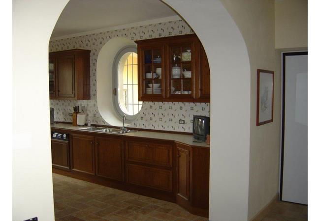 Particolare del rivestimento in legno dell'arco d'ingresso alla cucina (lavoro ultimato)